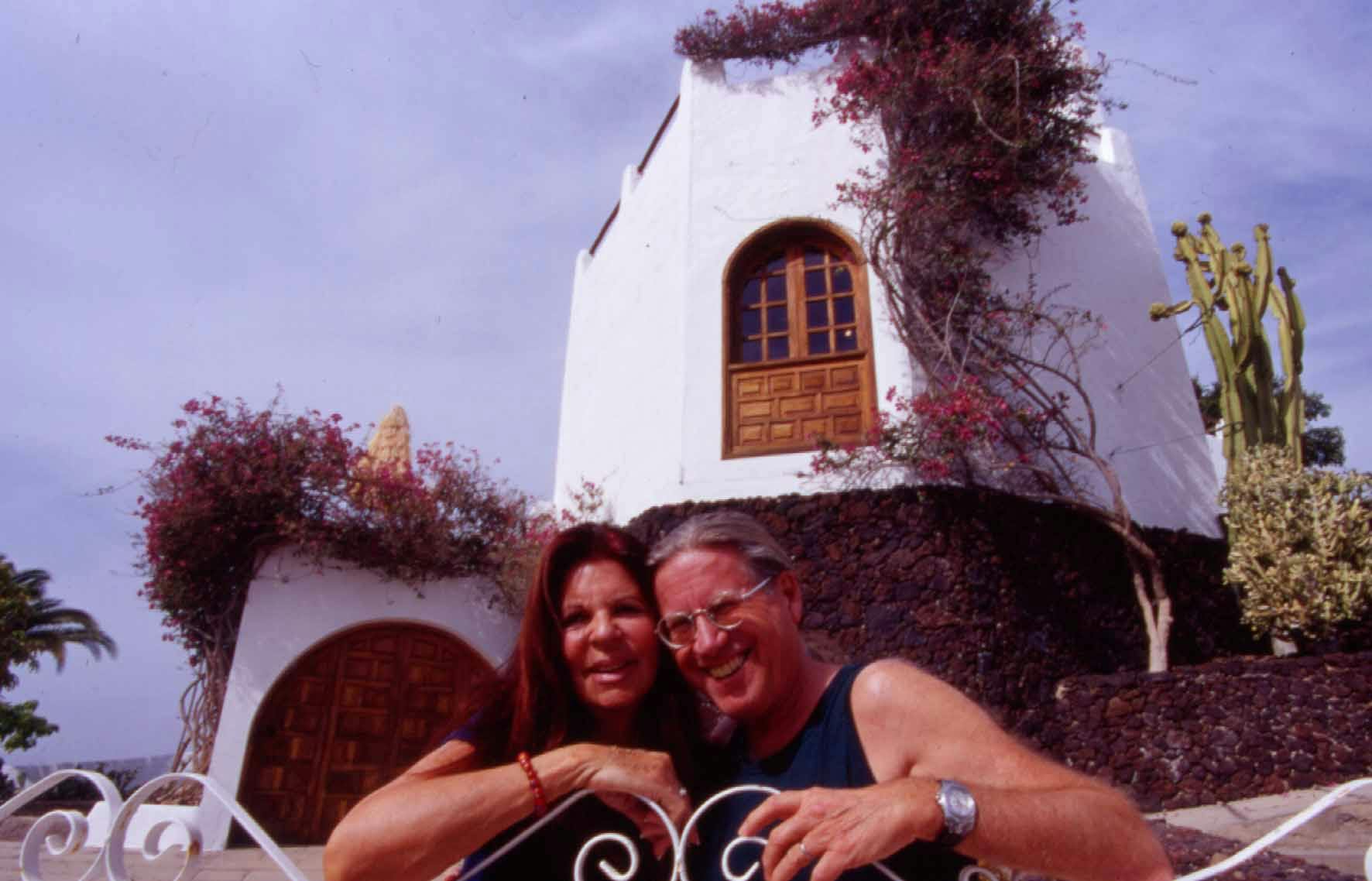 Toni und seine Frau Ruthli vor ihrem Haus in Teneriffa.