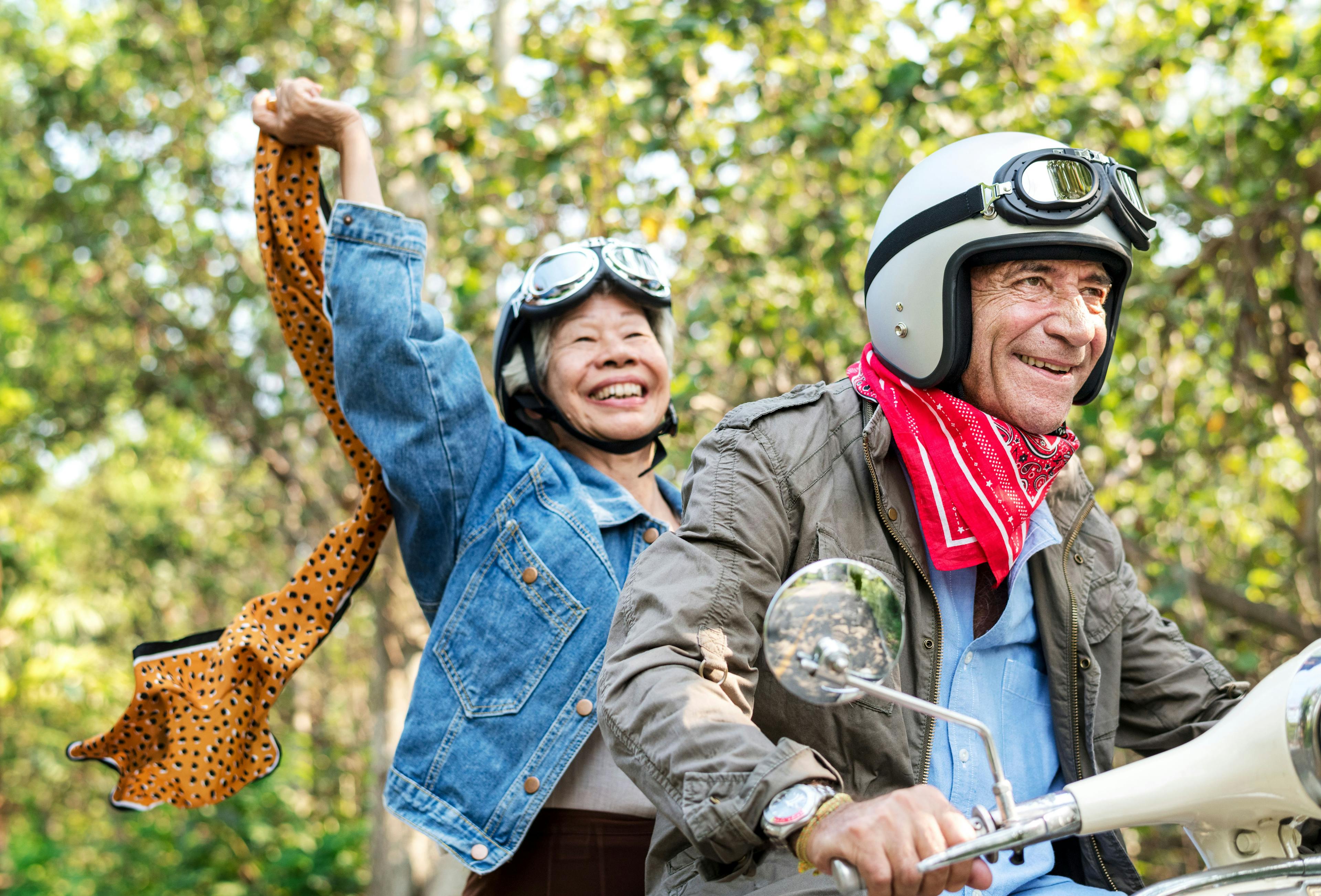 Ein älteres Paar auf einem Motorrad.