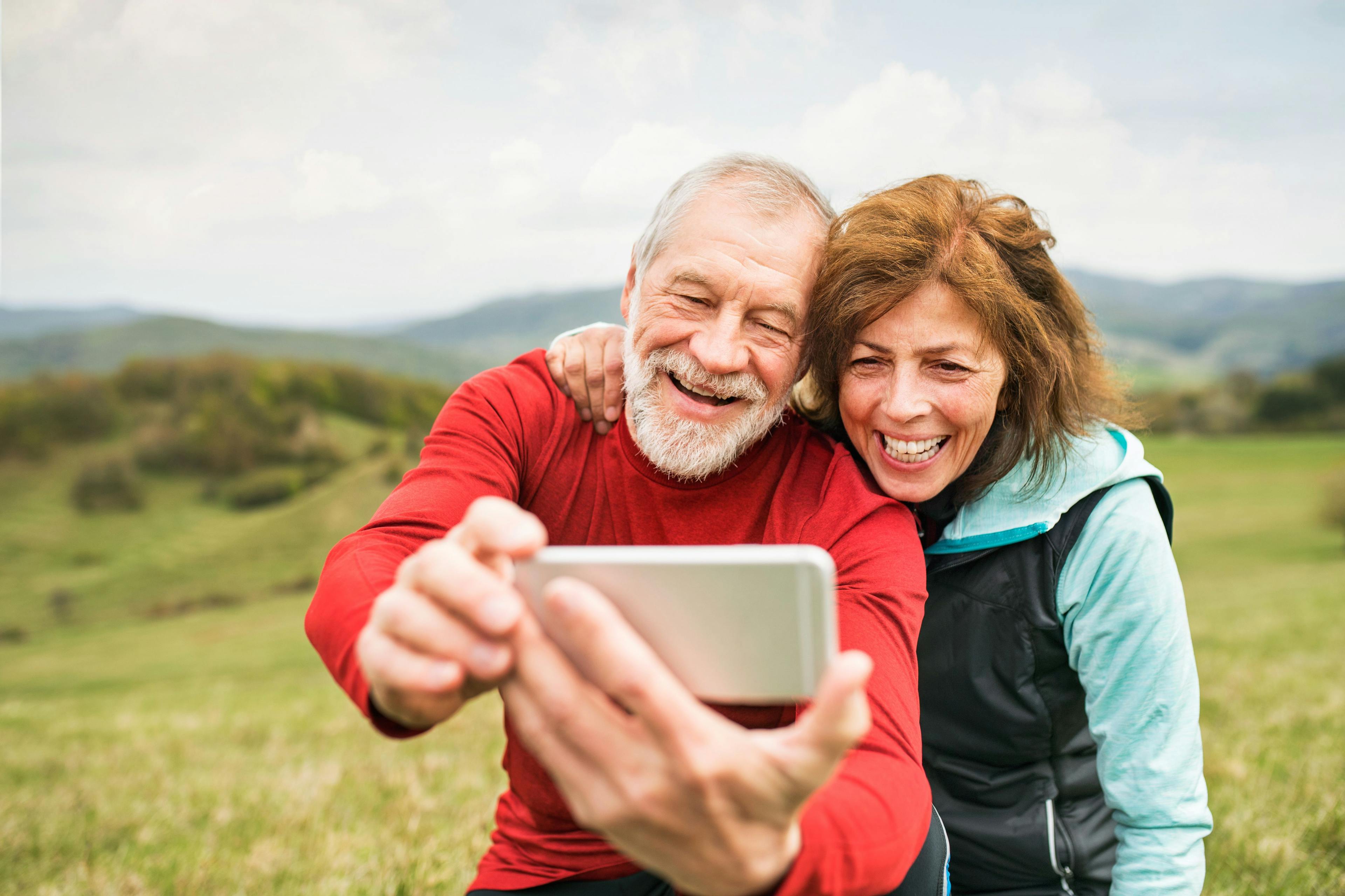Ein älteres Paar macht ein Selfie in der Natur