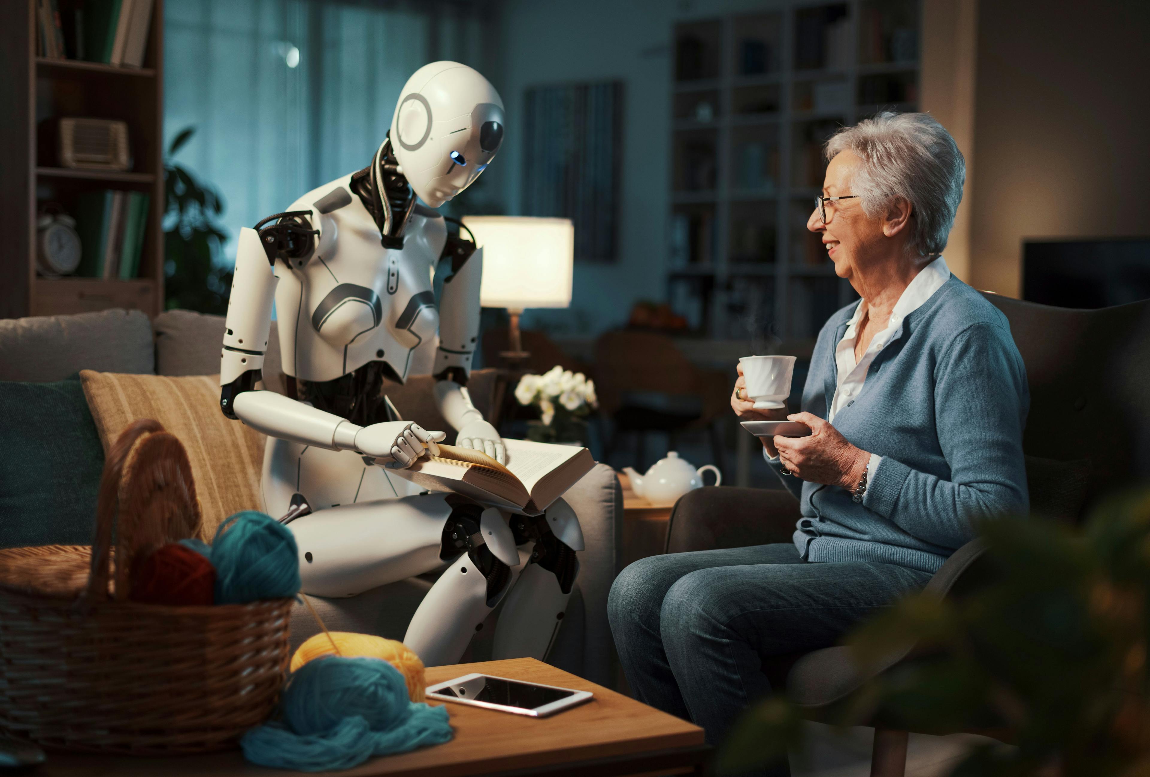 Künstliche Intelligenz: Eine Frau unterhält sich mit einem Roboter