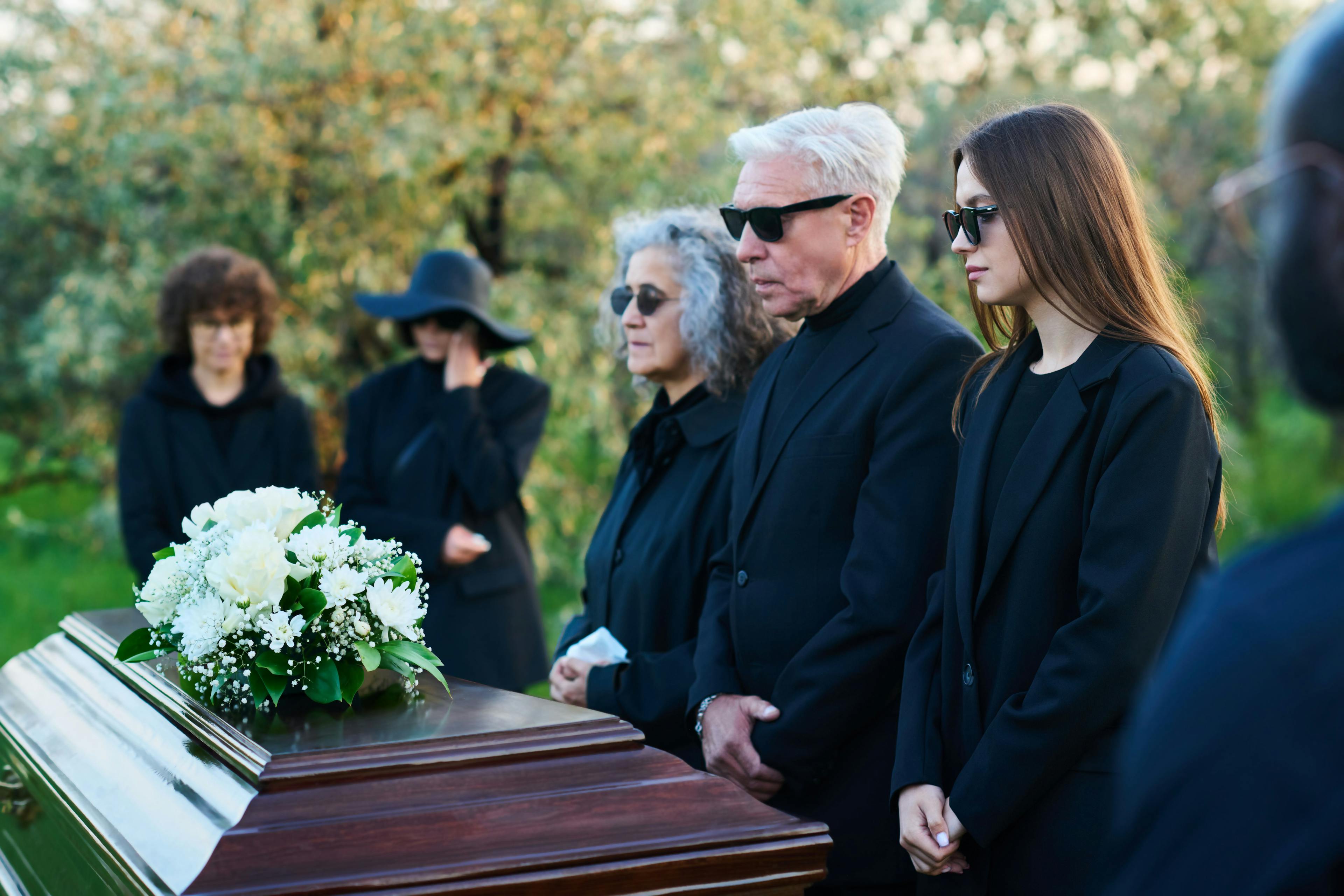 Menschen an einer Beerdigung 