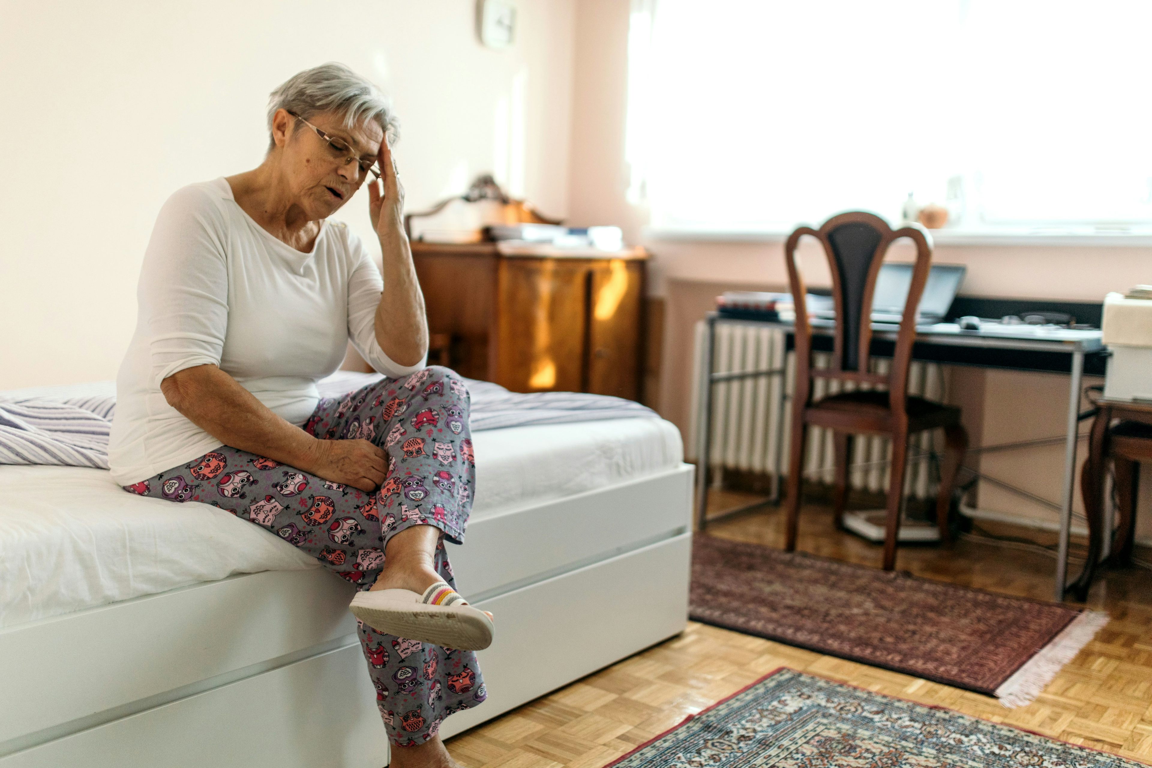 Eine ältere Frau leidet unter Drehschwindel