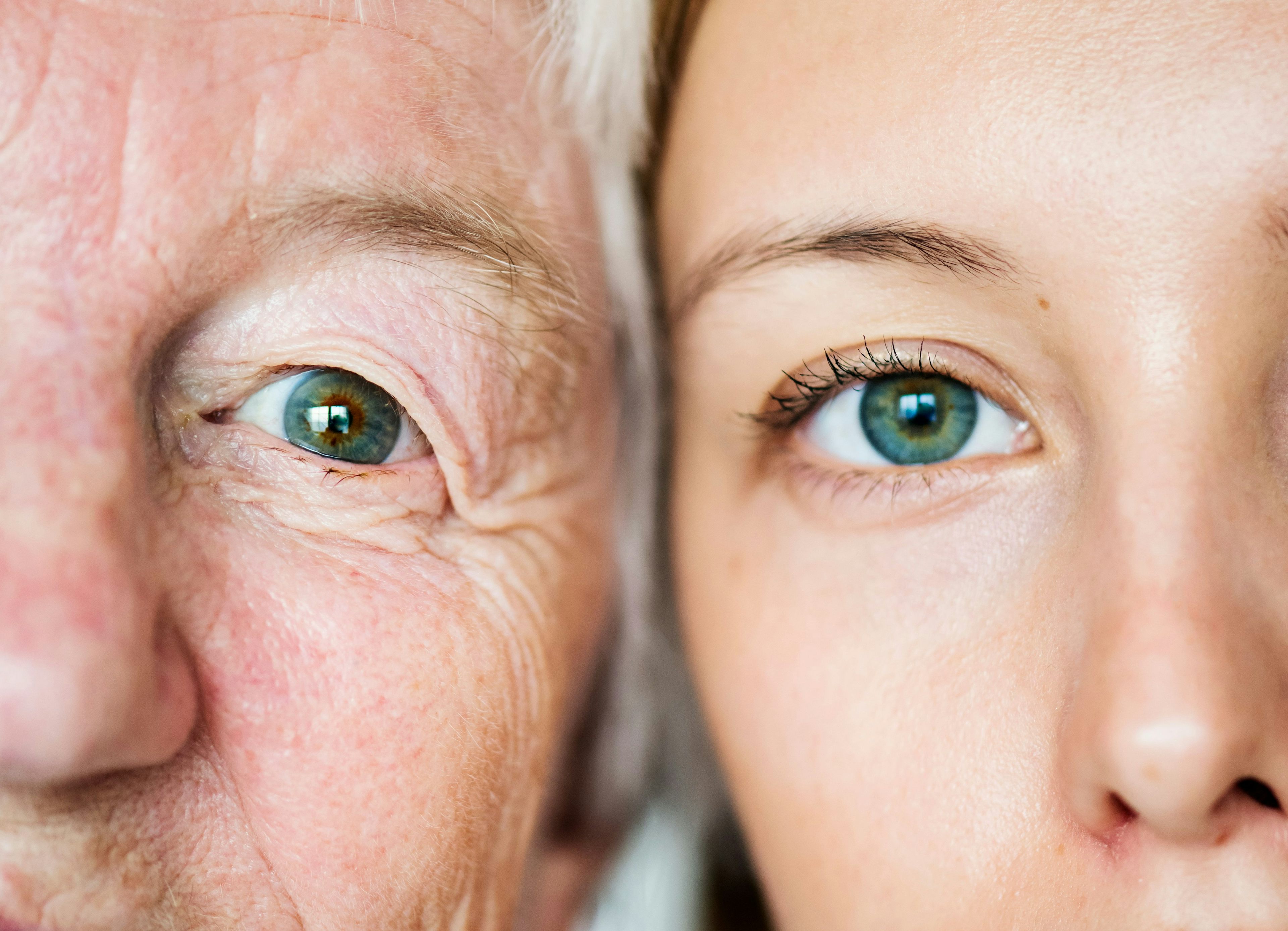Eine ältere und jüngere Frau mit grünen Augen
