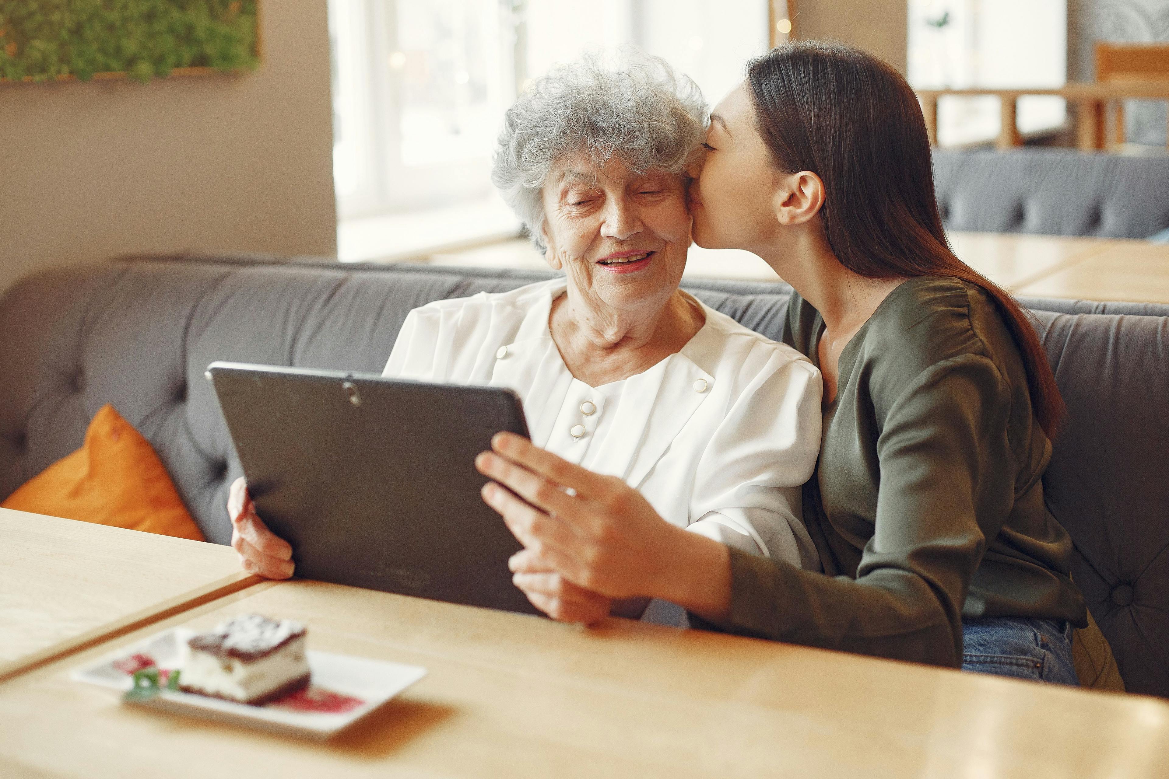 Grossmutter und Enkelin beschäftigen sich mit dem digitalen Erbe.