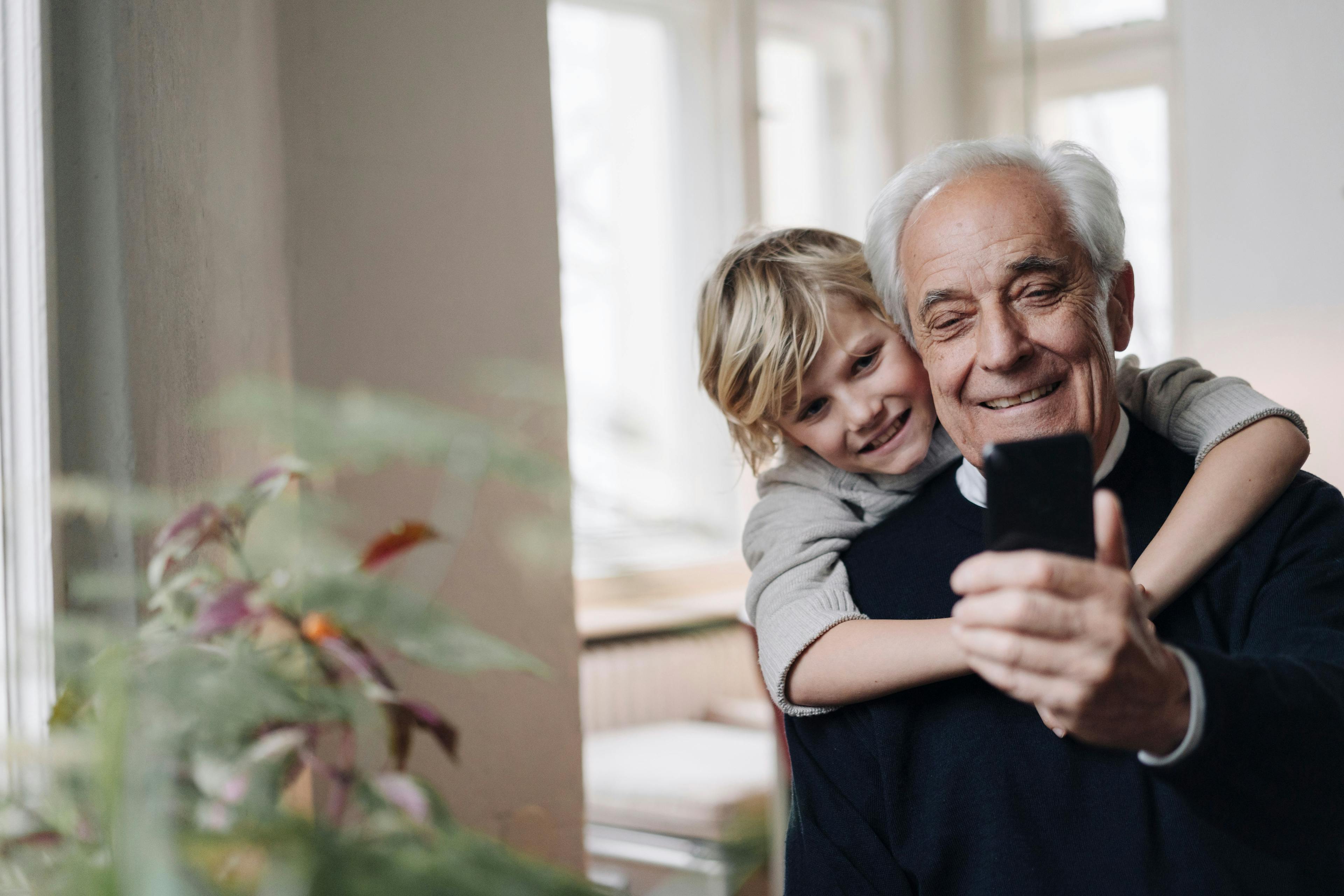 Ein Grossvater und sein Enkel mit dem Smartphone