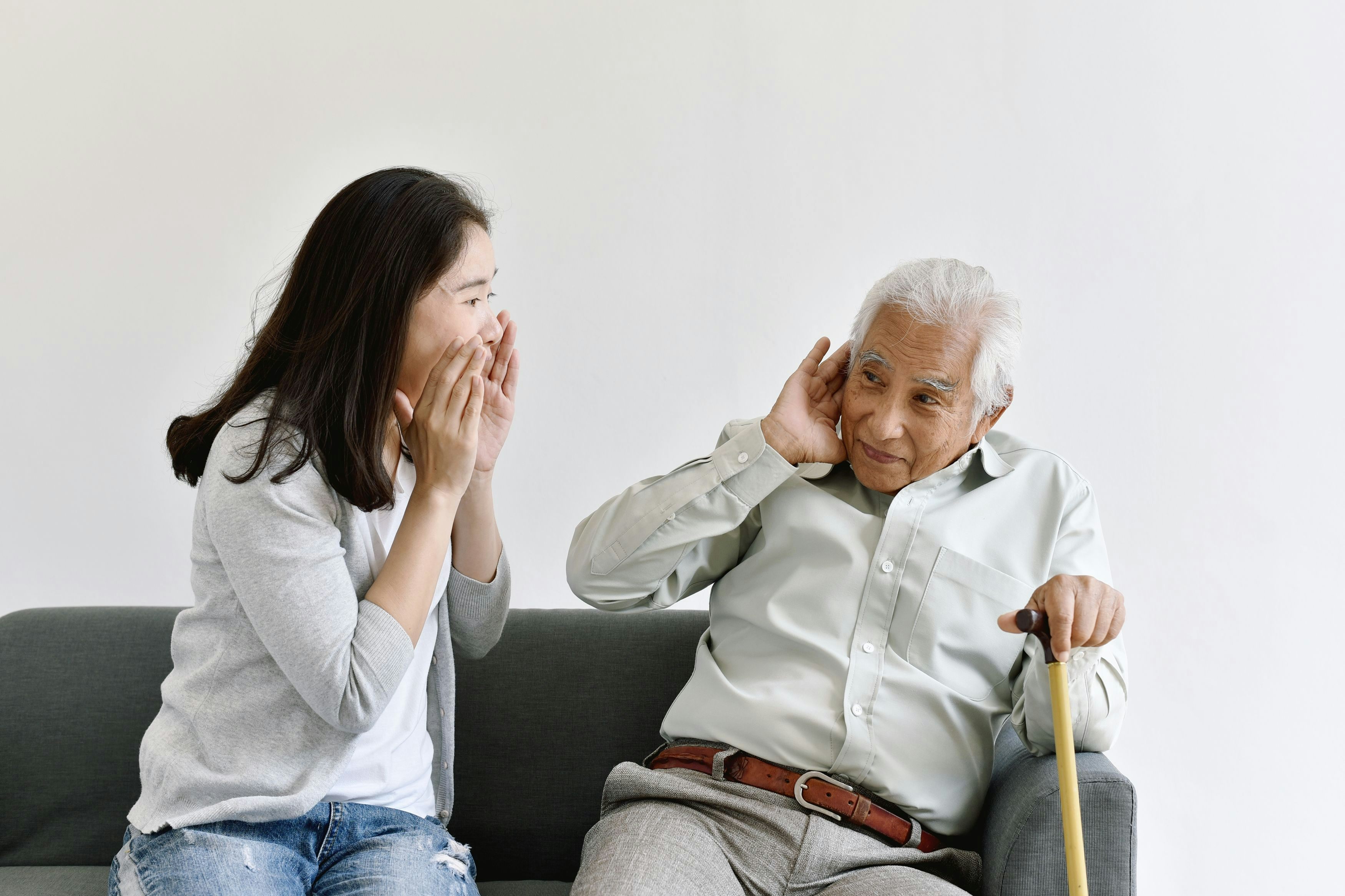 Ein Senior hat einen Hörsturz
