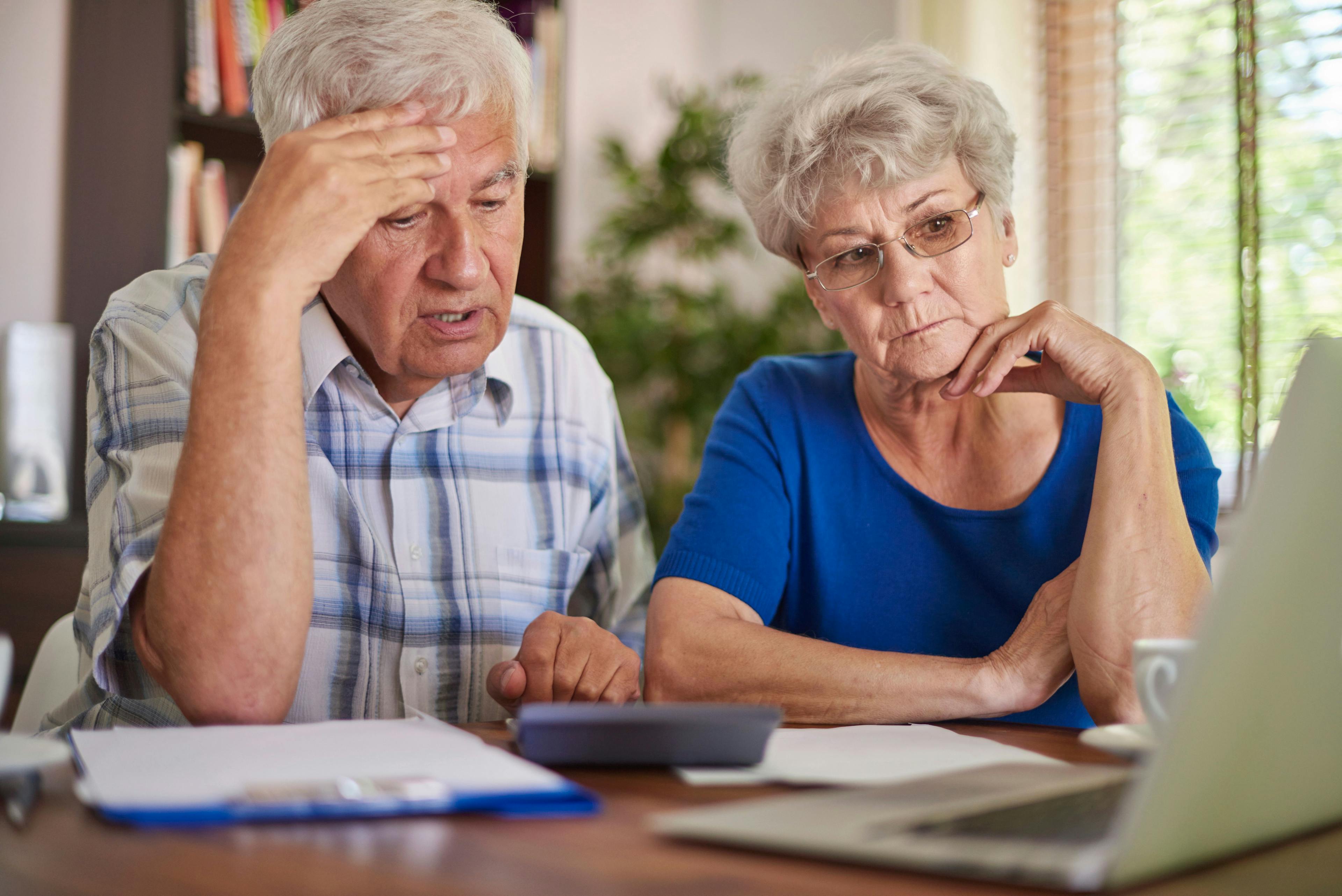 Ein älteres Paar mit finanziellen Problemen 