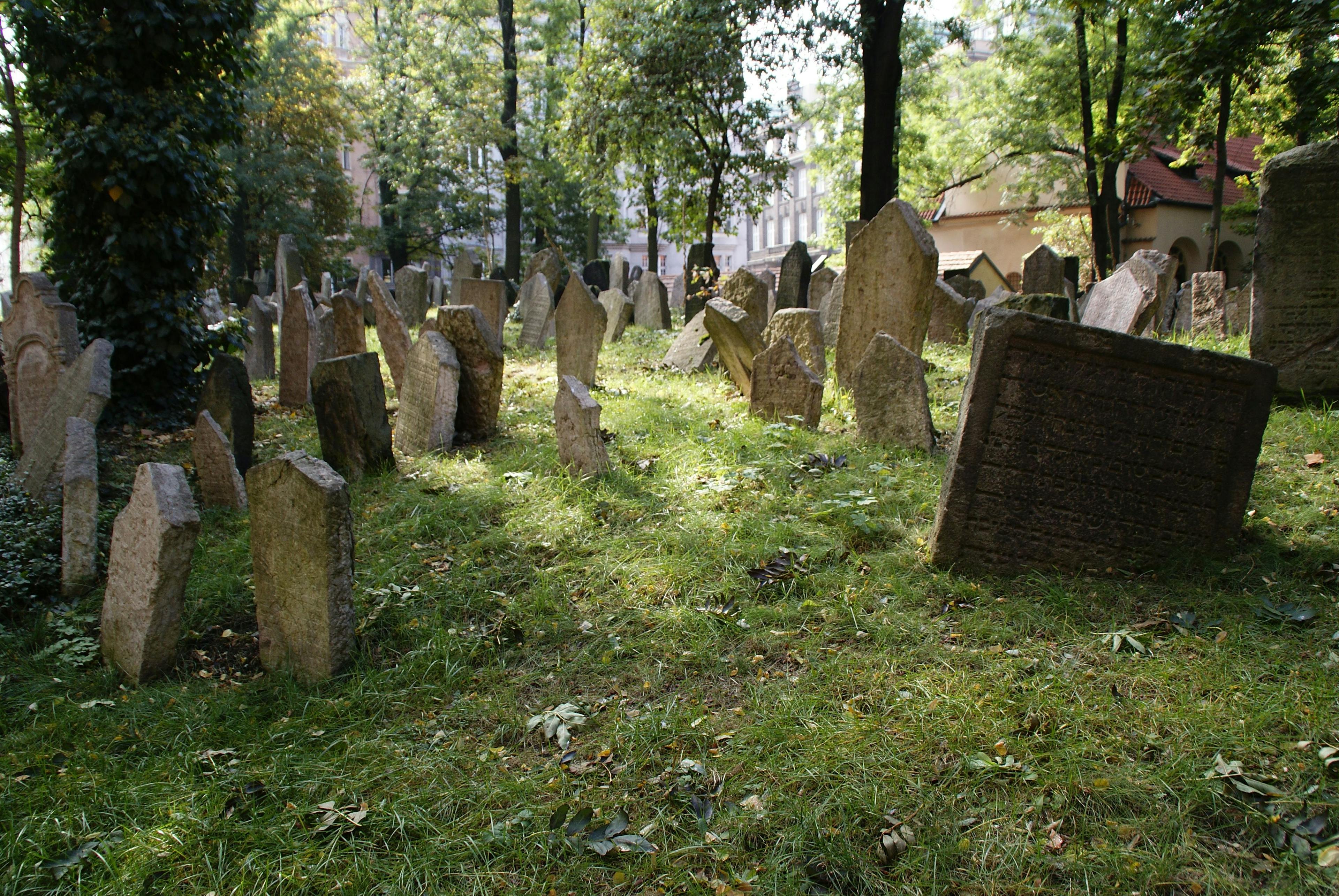 Historischer jüdischer Friedhof mit Felsengräbern in Prag.