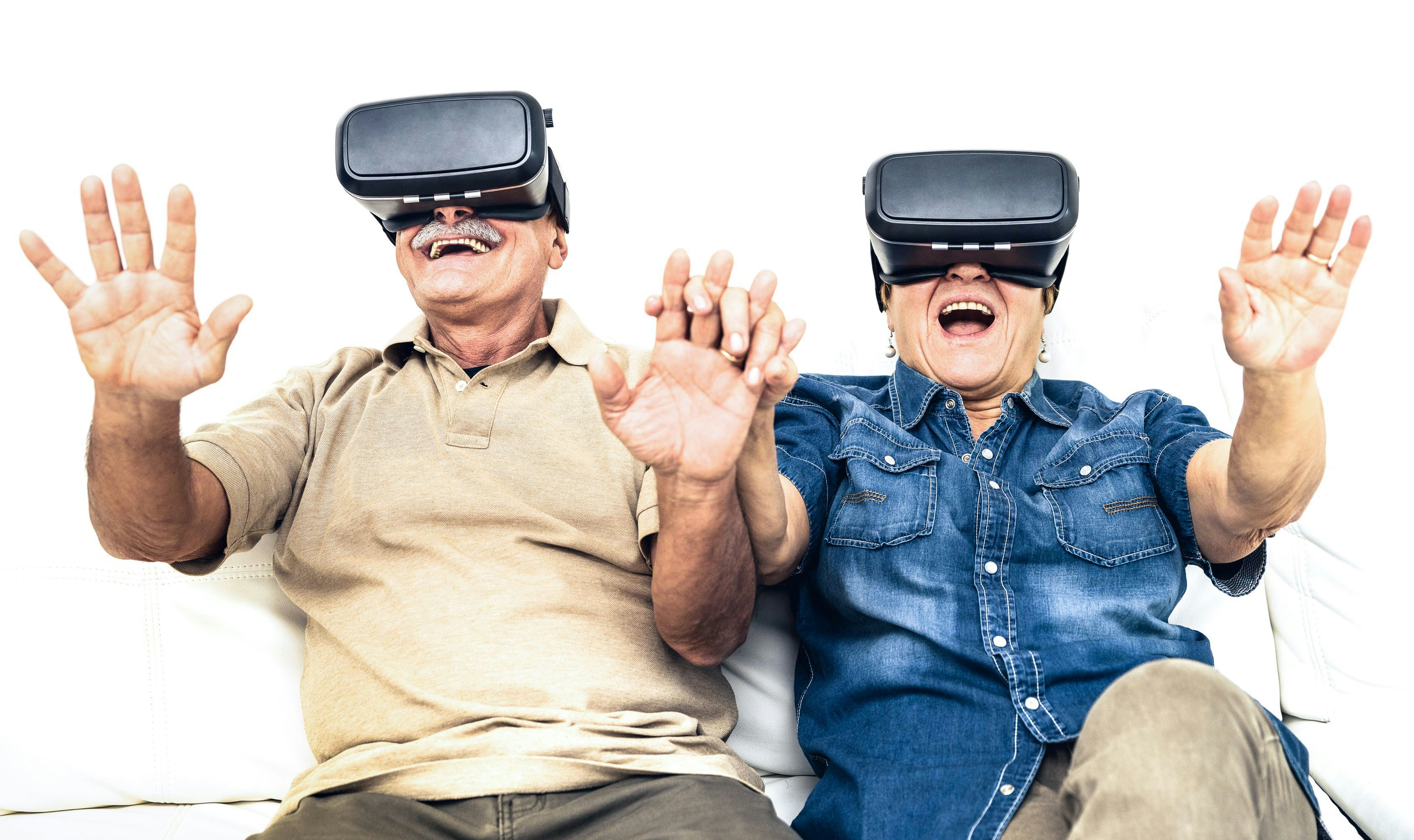 Ein älteres Paar mit VR-Brillen. 