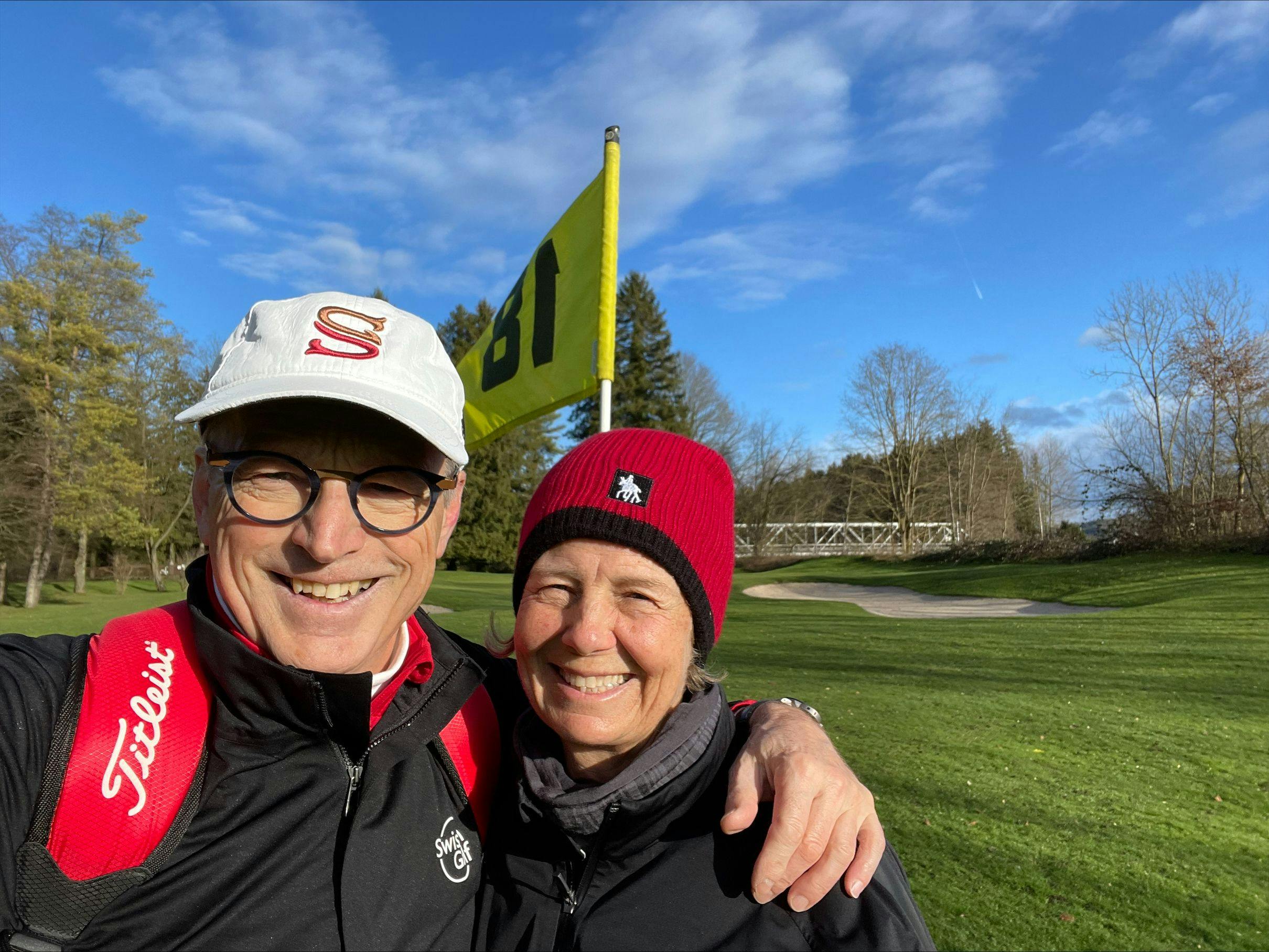 Mit seiner Frau ist Monica ist Markus Frank regelmässig auf dem Golfplatz unterwegs - das Foto stammt vom Dezember 2022 (Bild: zvg).&nbsp;