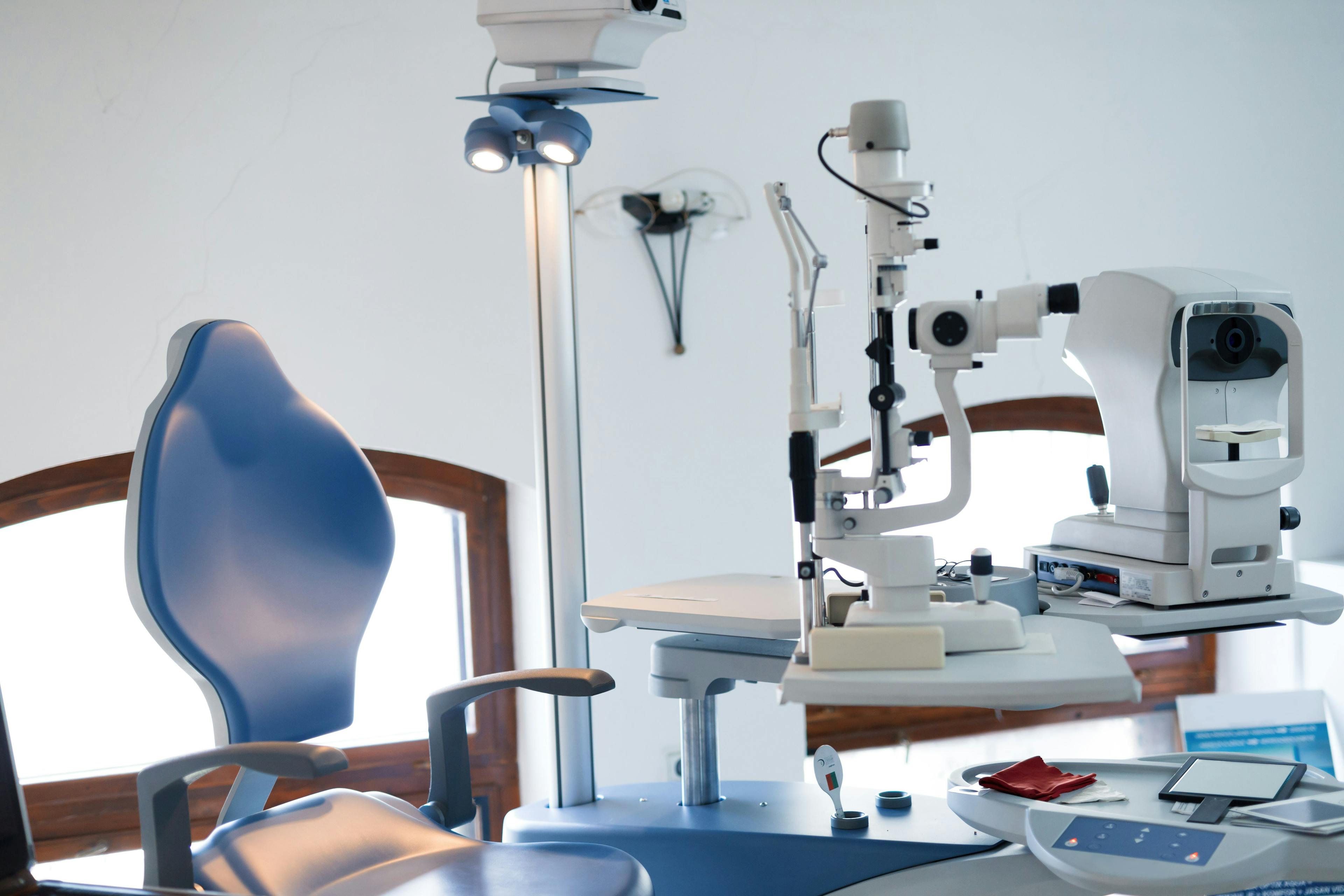 Mit solchen medizinischen Geräten stellt der Augenarzt oder Optiker eine Kurzsichtigkeit fest.