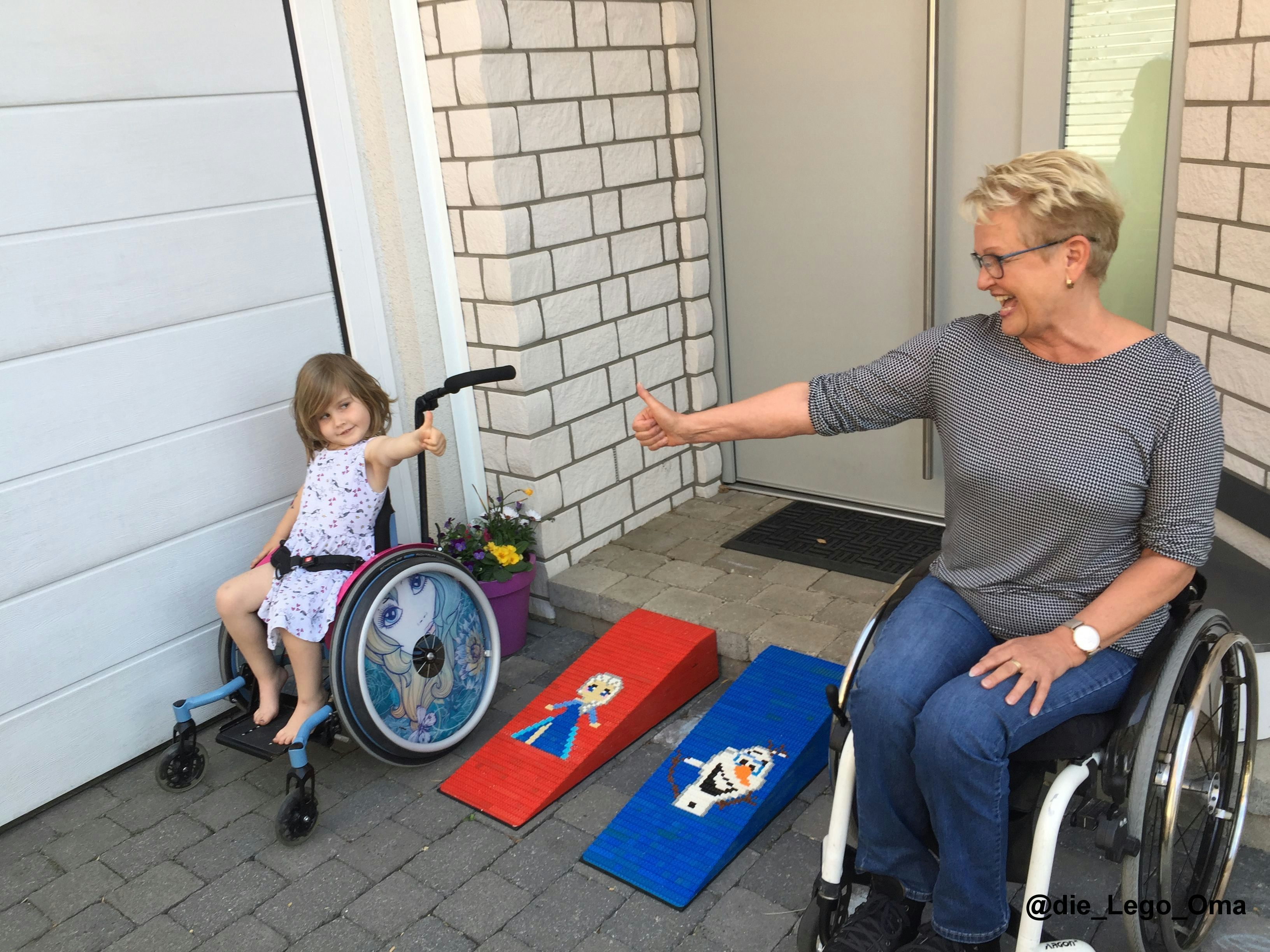 Diese Oma macht Rollstuhlfahrende mit ihren Lego-Rampen glücklich