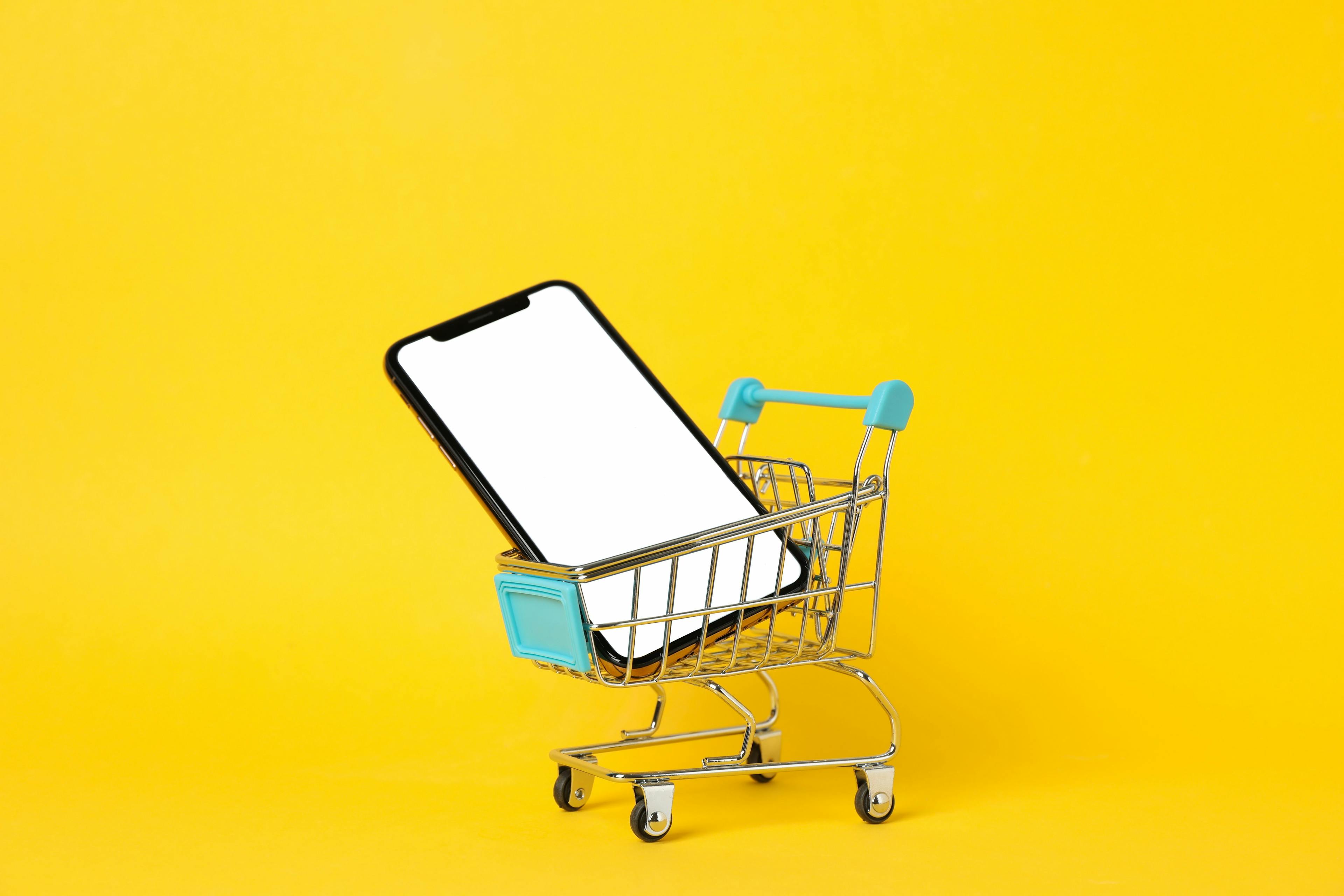 Ein Smartphone im Einkaufswagen
