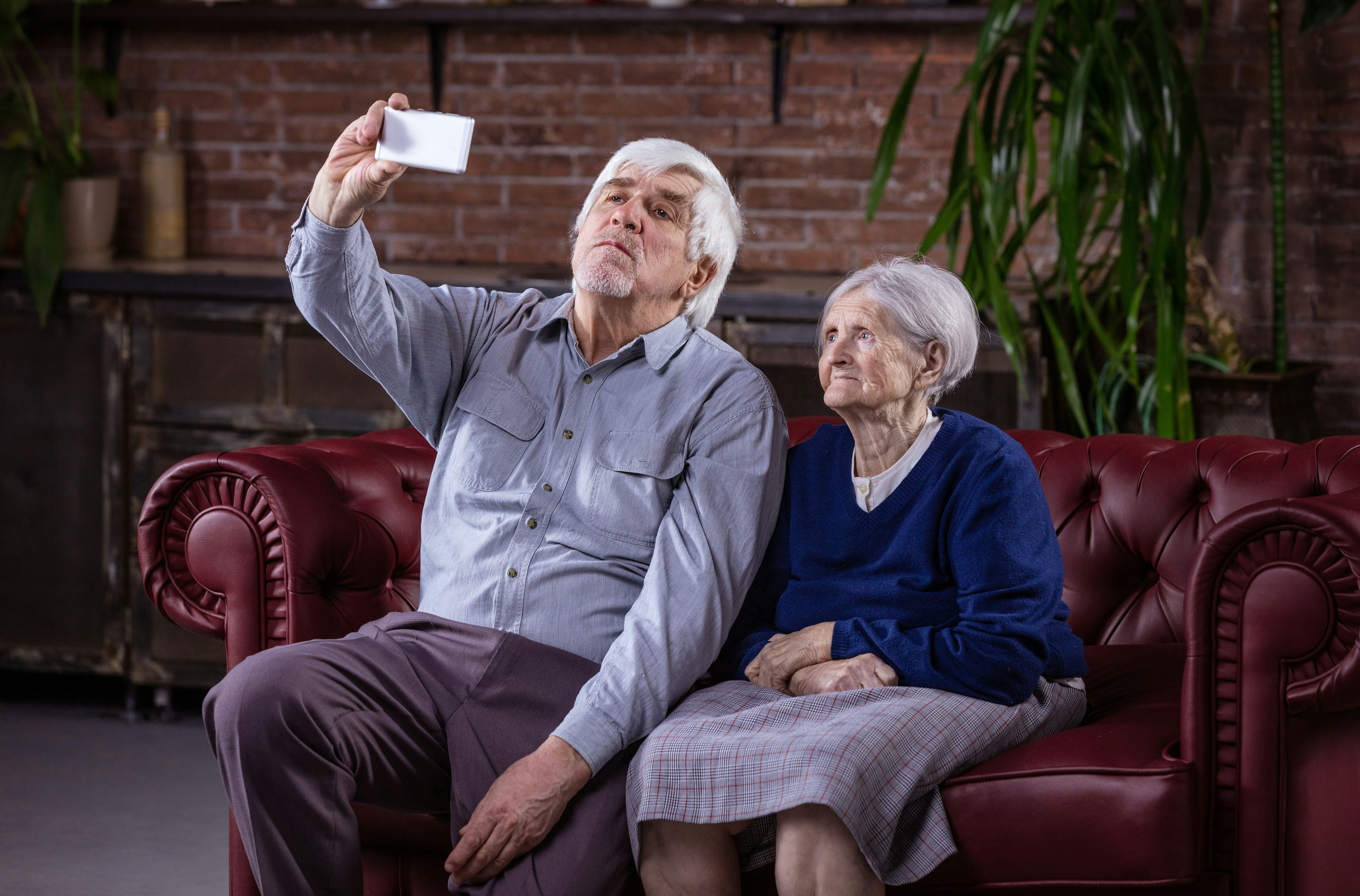 Ein älteres Paar macht ein Selfie. 