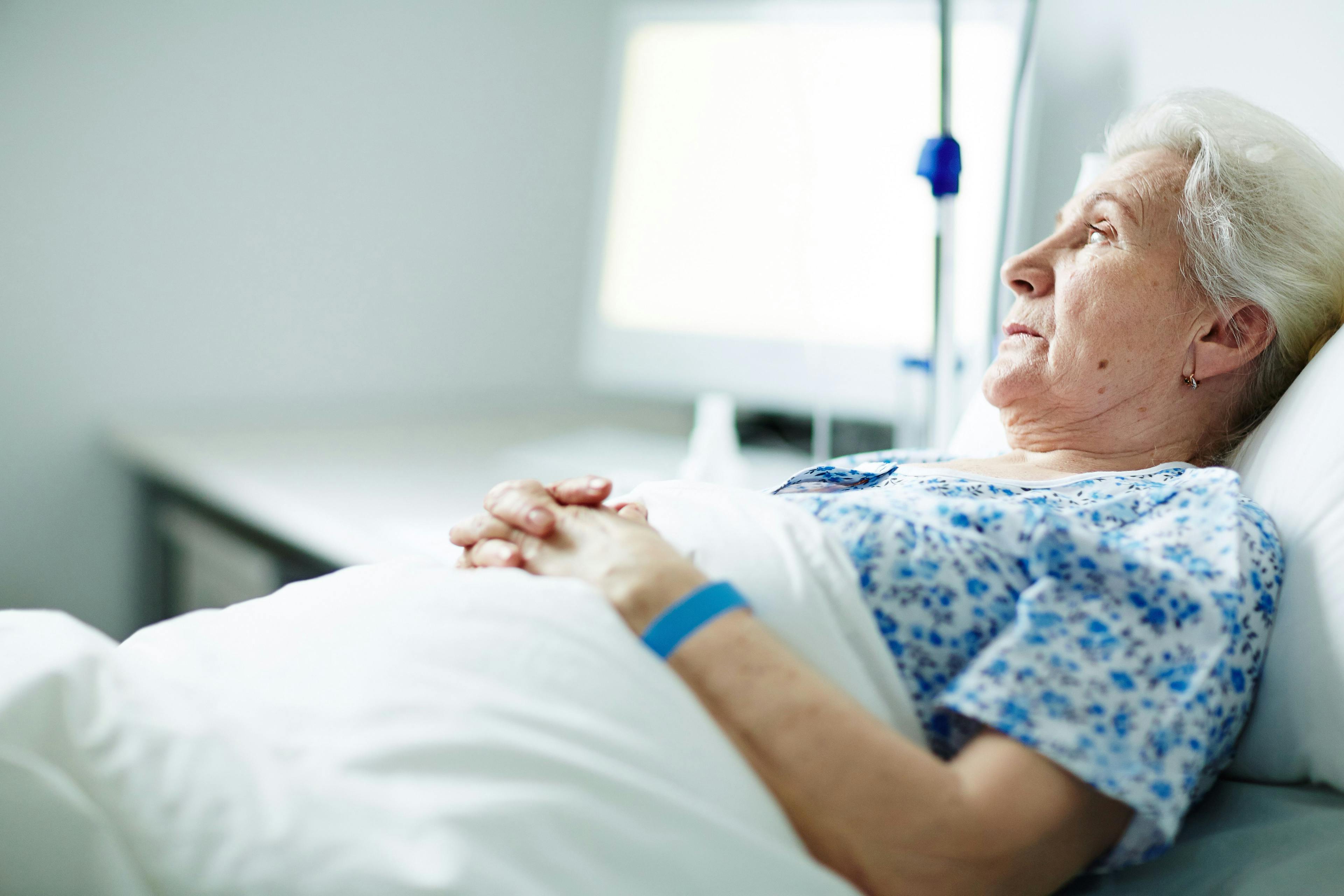 Eine Seniorin mit Dekubitus liegt im Spitalbett 
