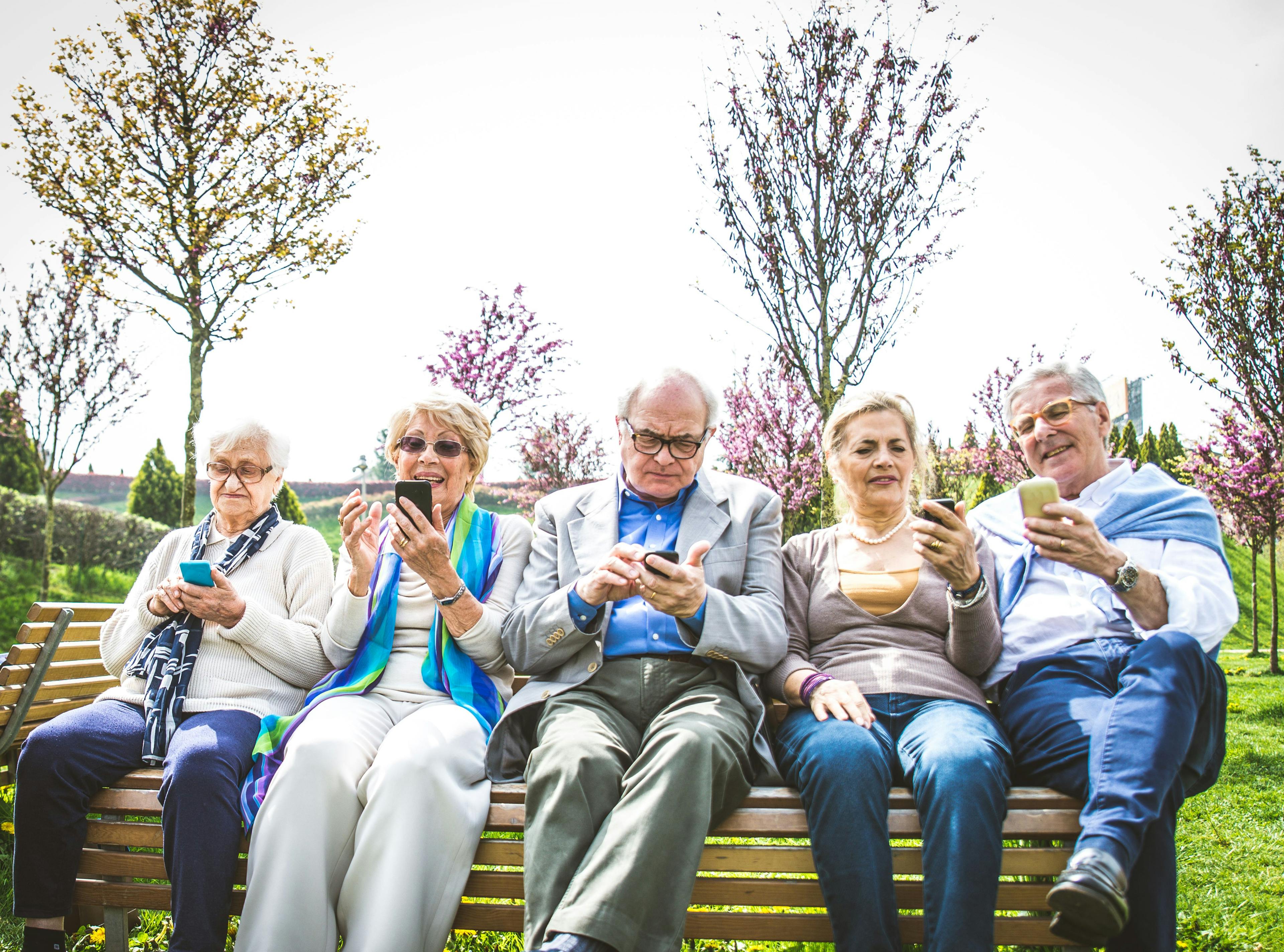 Senioren schauen auf ihr Smartphone