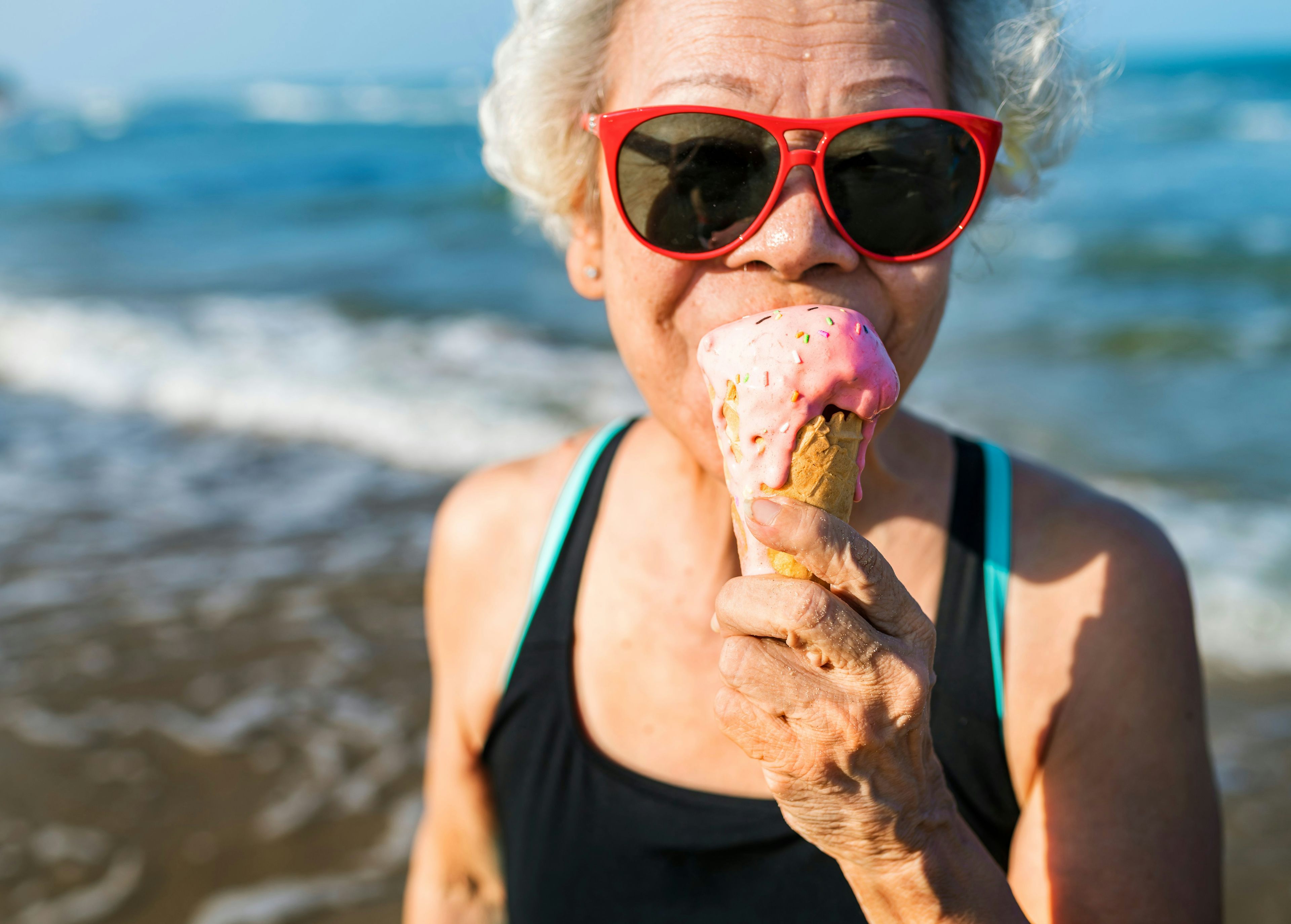 Ältere Dame mit Eiscreme