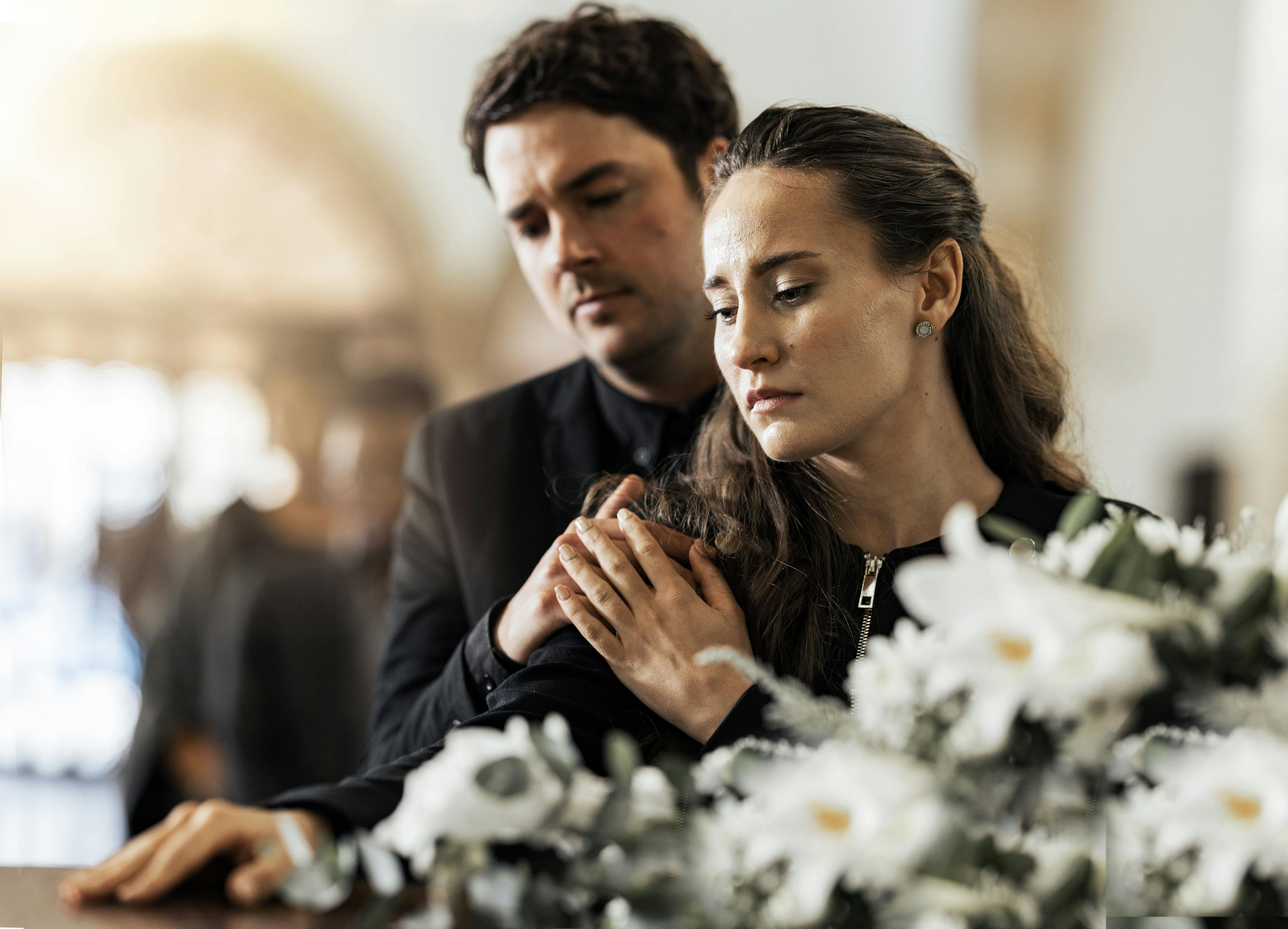 Trauerlieder: ein Paar an einer Beerdigung