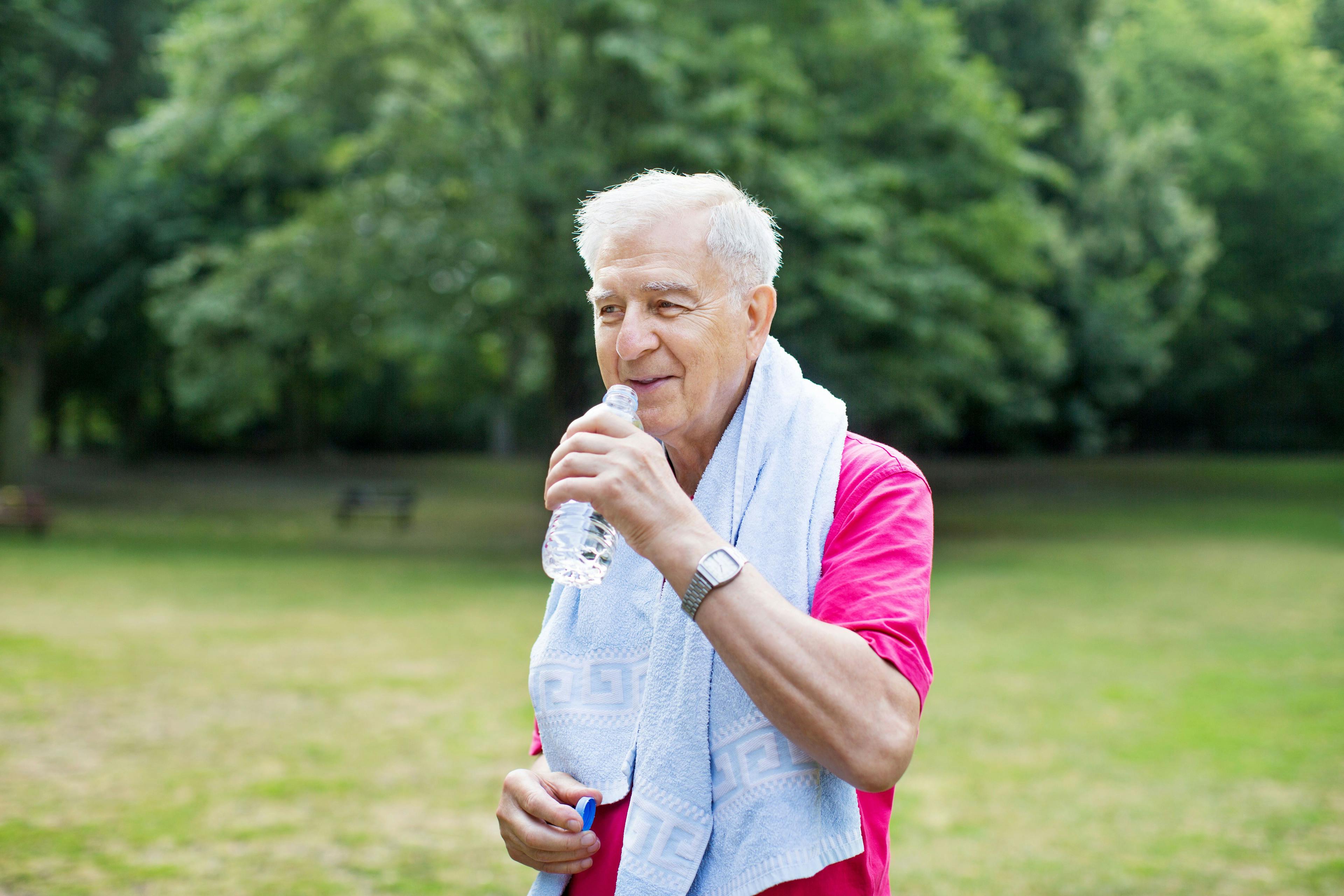 Ein Senior trinkt Wasser 