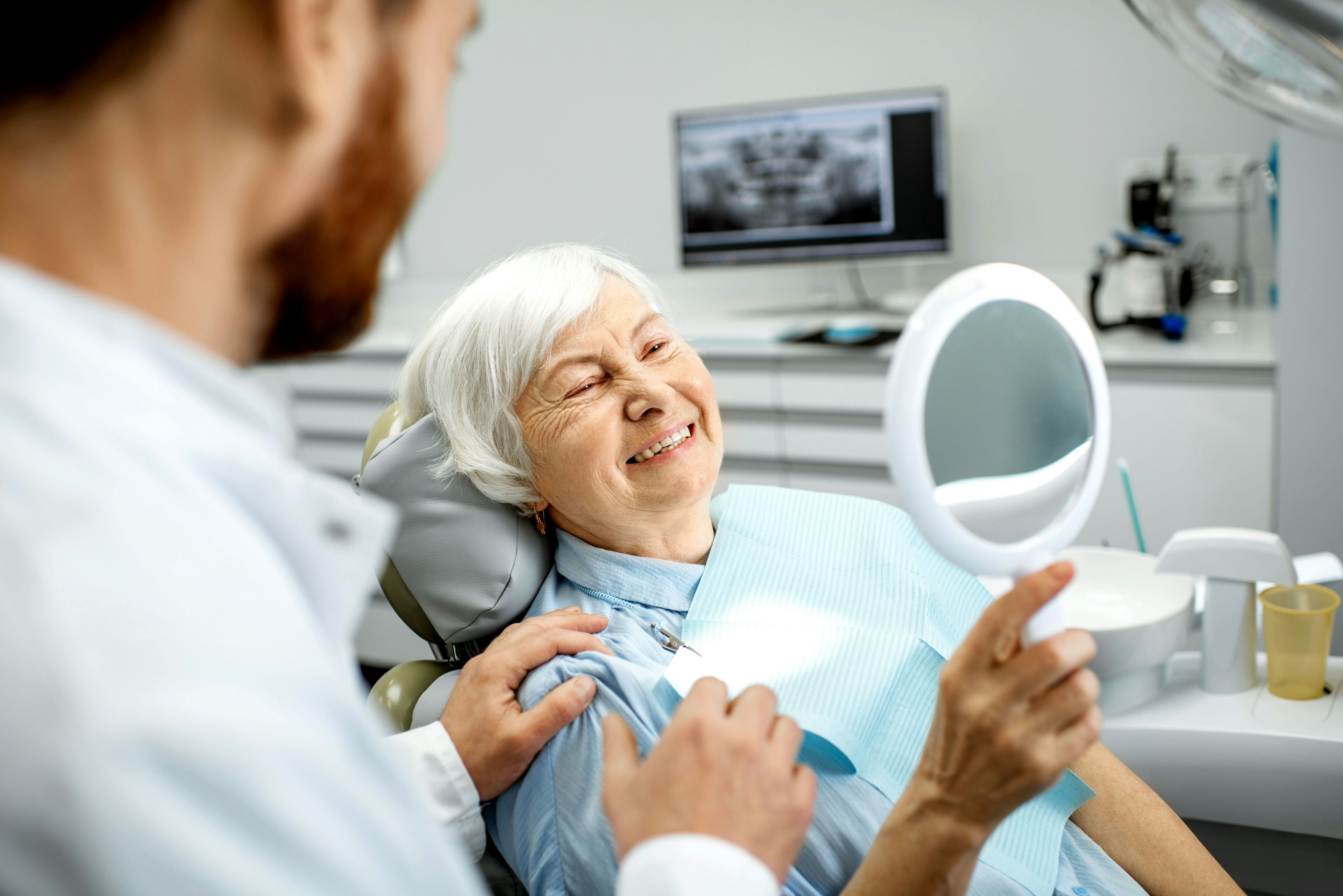 Eine ältere Frau mit Zahnkrone beim Zahnarzt